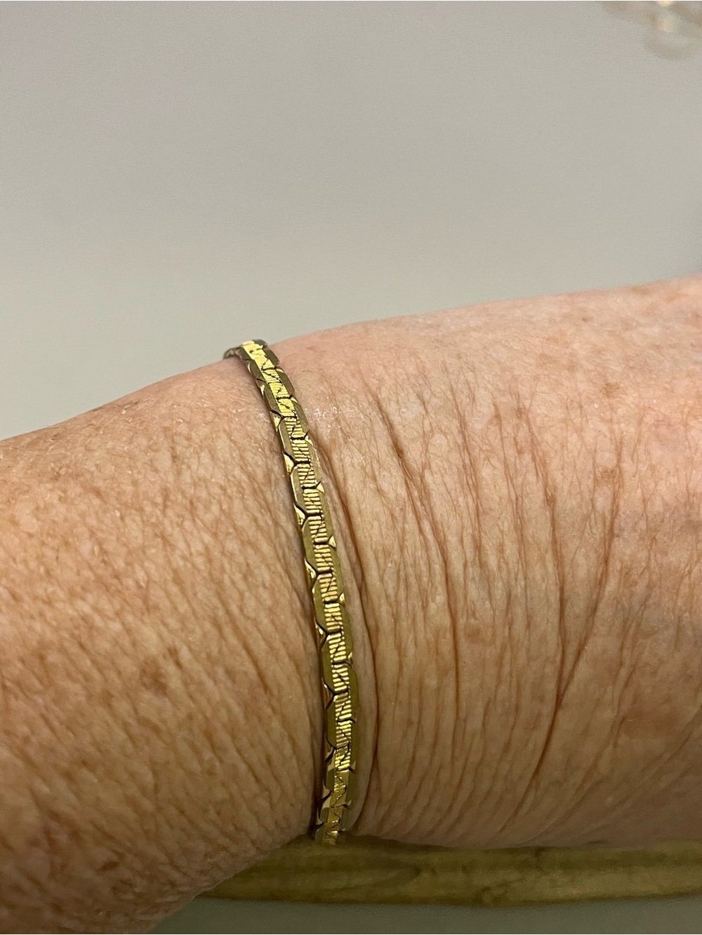 Gold Tone Flat Serpentine Chain Bracelet Textured Herringbone 7.5" Lobster Clasp - Picture 4 of 4